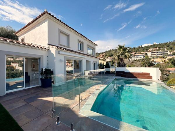 Domaine des Hauts de Hyères - Maison 7 pièces - Piscine - Jacuzzi - Garage - Cave et dépendances.