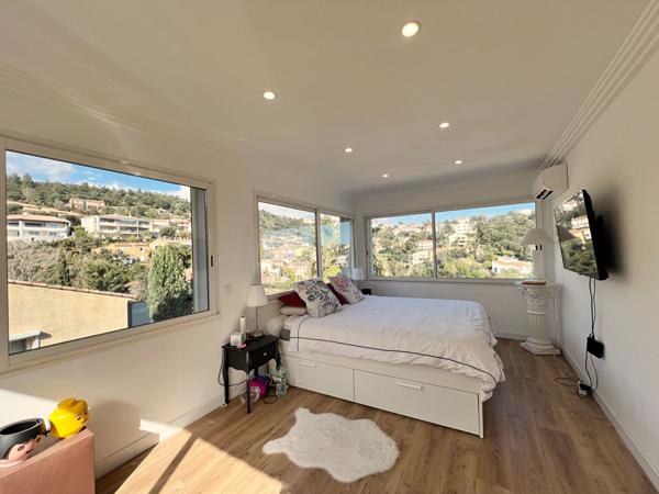 Domaine des Hauts de Hyères - Maison 7 pièces - Piscine - Jacuzzi - Garage - Cave et dépendances.