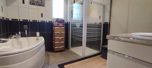 La Loye 6 pièce(s) 140 m2 , plain-pied, terrain de 3940 m² , piscine, sauna...