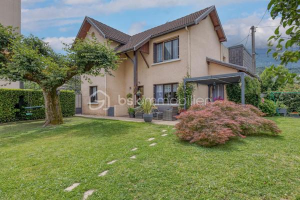 MAISON DE 133m² + TERRAIN DE 300M²+CAVE - 38130 ECHIROLLES Secteur -BAYARD-JEAN JAURES.
COUP DE CŒUR !

NE PASSEZ PAS À CÔTÉ de cette belle maison de 1950 AU CALME, AVEC UN GROS POTENTIEL situé rue Colonel Manhès à Echirolles.
Cette maison de 132,85 loi Carrez repose sur un terrain plat et arboré d'environ 300m².
Bienvenue dans cette jolie maison !

Dès l'entrée, vous serez séduit par son potentiel et sa configuration idéale pour accueillir une famille.
Le rez-de-chaussée se compose d'une belle pièce de vie lumineuse ouvrant sur une belle terrasse et jardin, une cuisine équipée indépendante pouvant facilement être ouverte sur la pièce de vie selon vos envies, une grande buanderie, un bureau, une salle d'eau.
À l'étage, un joli hall avec de nombreux rangements, dessert les trois chambres dont une chambre parentale avec sa salle d'eau privative, une troisième salle d'eau supplémentaire ainsi que d'un WC indépendant.

Coté prestations, le bien bénéficie d'un excellent niveau de confort avec un chauffage par pompe a chaleur air/eau  installée en 2023, des menuiseries bois double vitrage.

À l'extérieur, vous profiterez d'une agréable terrasse, d'espace vert, et de stationnement pour vos véhicules.

Proche des commodités, commerces, écoles, transports en commun, axe routier.

Ne manquez pas l'opportunité de visiter cette maison unique qui saura vous charmer par son espace, son confort.
Contactez-moi dès maintenant pour organiser votre visite, et vous accompagner sur ce projet !!!