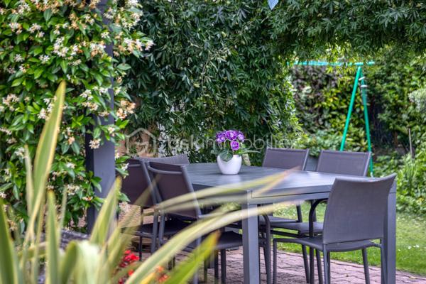 MAISON DE 133m² + TERRAIN DE 300M²+CAVE - 38130 ECHIROLLES Secteur -BAYARD-JEAN JAURES.
COUP DE CŒUR !

NE PASSEZ PAS À CÔTÉ de cette belle maison de 1950 AU CALME, AVEC UN GROS POTENTIEL situé rue Colonel Manhès à Echirolles.
Cette maison de 132,85 loi Carrez repose sur un terrain plat et arboré d'environ 300m².
Bienvenue dans cette jolie maison !

Dès l'entrée, vous serez séduit par son potentiel et sa configuration idéale pour accueillir une famille.
Le rez-de-chaussée se compose d'une belle pièce de vie lumineuse ouvrant sur une belle terrasse et jardin, une cuisine équipée indépendante pouvant facilement être ouverte sur la pièce de vie selon vos envies, une grande buanderie, un bureau, une salle d'eau.
À l'étage, un joli hall avec de nombreux rangements, dessert les trois chambres dont une chambre parentale avec sa salle d'eau privative, une troisième salle d'eau supplémentaire ainsi que d'un WC indépendant.

Coté prestations, le bien bénéficie d'un excellent niveau de confort avec un chauffage par pompe a chaleur air/eau  installée en 2023, des menuiseries bois double vitrage.

À l'extérieur, vous profiterez d'une agréable terrasse, d'espace vert, et de stationnement pour vos véhicules.

Proche des commodités, commerces, écoles, transports en commun, axe routier.

Ne manquez pas l'opportunité de visiter cette maison unique qui saura vous charmer par son espace, son confort.
Contactez-moi dès maintenant pour organiser votre visite, et vous accompagner sur ce projet !!!
