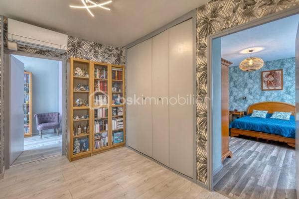 MAISON DE 133m² + TERRAIN DE 300M²+CAVE - 38130 ECHIROLLES Secteur -BAYARD-JEAN JAURES.
COUP DE CŒUR !

NE PASSEZ PAS À CÔTÉ de cette belle maison de 1950 AU CALME, AVEC UN GROS POTENTIEL situé rue Colonel Manhès à Echirolles.
Cette maison de 132,85 loi Carrez repose sur un terrain plat et arboré d'environ 300m².
Bienvenue dans cette jolie maison !

Dès l'entrée, vous serez séduit par son potentiel et sa configuration idéale pour accueillir une famille.
Le rez-de-chaussée se compose d'une belle pièce de vie lumineuse ouvrant sur une belle terrasse et jardin, une cuisine équipée indépendante pouvant facilement être ouverte sur la pièce de vie selon vos envies, une grande buanderie, un bureau, une salle d'eau.
À l'étage, un joli hall avec de nombreux rangements, dessert les trois chambres dont une chambre parentale avec sa salle d'eau privative, une troisième salle d'eau supplémentaire ainsi que d'un WC indépendant.

Coté prestations, le bien bénéficie d'un excellent niveau de confort avec un chauffage par pompe a chaleur air/eau  installée en 2023, des menuiseries bois double vitrage.

À l'extérieur, vous profiterez d'une agréable terrasse, d'espace vert, et de stationnement pour vos véhicules.

Proche des commodités, commerces, écoles, transports en commun, axe routier.

Ne manquez pas l'opportunité de visiter cette maison unique qui saura vous charmer par son espace, son confort.
Contactez-moi dès maintenant pour organiser votre visite, et vous accompagner sur ce projet !!!