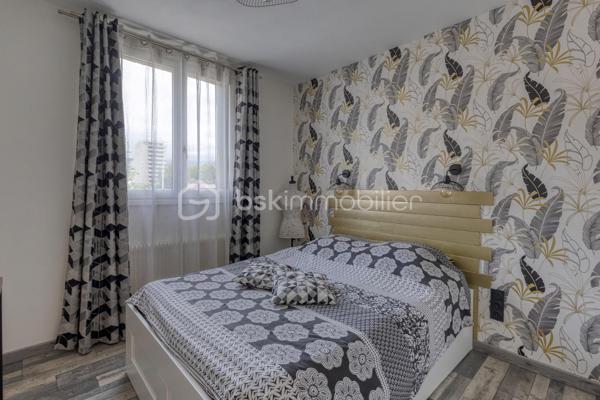 MAISON DE 133m² + TERRAIN DE 300M²+CAVE - 38130 ECHIROLLES Secteur -BAYARD-JEAN JAURES.
COUP DE CŒUR !

NE PASSEZ PAS À CÔTÉ de cette belle maison de 1950 AU CALME, AVEC UN GROS POTENTIEL situé rue Colonel Manhès à Echirolles.
Cette maison de 132,85 loi Carrez repose sur un terrain plat et arboré d'environ 300m².
Bienvenue dans cette jolie maison !

Dès l'entrée, vous serez séduit par son potentiel et sa configuration idéale pour accueillir une famille.
Le rez-de-chaussée se compose d'une belle pièce de vie lumineuse ouvrant sur une belle terrasse et jardin, une cuisine équipée indépendante pouvant facilement être ouverte sur la pièce de vie selon vos envies, une grande buanderie, un bureau, une salle d'eau.
À l'étage, un joli hall avec de nombreux rangements, dessert les trois chambres dont une chambre parentale avec sa salle d'eau privative, une troisième salle d'eau supplémentaire ainsi que d'un WC indépendant.

Coté prestations, le bien bénéficie d'un excellent niveau de confort avec un chauffage par pompe a chaleur air/eau  installée en 2023, des menuiseries bois double vitrage.

À l'extérieur, vous profiterez d'une agréable terrasse, d'espace vert, et de stationnement pour vos véhicules.

Proche des commodités, commerces, écoles, transports en commun, axe routier.

Ne manquez pas l'opportunité de visiter cette maison unique qui saura vous charmer par son espace, son confort.
Contactez-moi dès maintenant pour organiser votre visite, et vous accompagner sur ce projet !!!