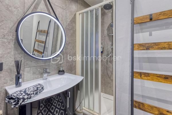 MAISON DE 133m² + TERRAIN DE 300M²+CAVE - 38130 ECHIROLLES Secteur -BAYARD-JEAN JAURES.
COUP DE CŒUR !

NE PASSEZ PAS À CÔTÉ de cette belle maison de 1950 AU CALME, AVEC UN GROS POTENTIEL situé rue Colonel Manhès à Echirolles.
Cette maison de 132,85 loi Carrez repose sur un terrain plat et arboré d'environ 300m².
Bienvenue dans cette jolie maison !

Dès l'entrée, vous serez séduit par son potentiel et sa configuration idéale pour accueillir une famille.
Le rez-de-chaussée se compose d'une belle pièce de vie lumineuse ouvrant sur une belle terrasse et jardin, une cuisine équipée indépendante pouvant facilement être ouverte sur la pièce de vie selon vos envies, une grande buanderie, un bureau, une salle d'eau.
À l'étage, un joli hall avec de nombreux rangements, dessert les trois chambres dont une chambre parentale avec sa salle d'eau privative, une troisième salle d'eau supplémentaire ainsi que d'un WC indépendant.

Coté prestations, le bien bénéficie d'un excellent niveau de confort avec un chauffage par pompe a chaleur air/eau  installée en 2023, des menuiseries bois double vitrage.

À l'extérieur, vous profiterez d'une agréable terrasse, d'espace vert, et de stationnement pour vos véhicules.

Proche des commodités, commerces, écoles, transports en commun, axe routier.

Ne manquez pas l'opportunité de visiter cette maison unique qui saura vous charmer par son espace, son confort.
Contactez-moi dès maintenant pour organiser votre visite, et vous accompagner sur ce projet !!!