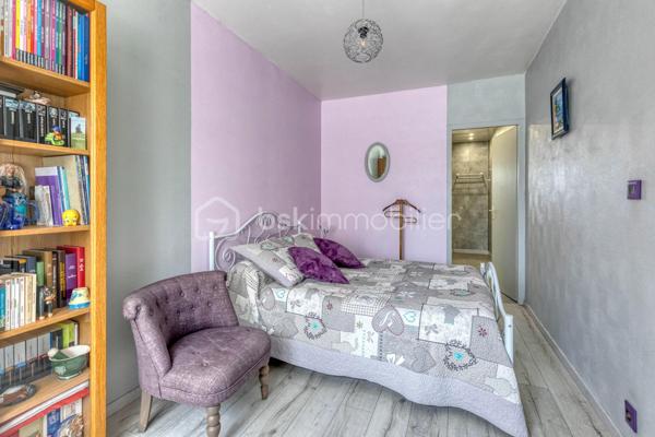 MAISON DE 133m² + TERRAIN DE 300M²+CAVE - 38130 ECHIROLLES Secteur -BAYARD-JEAN JAURES.
COUP DE CŒUR !

NE PASSEZ PAS À CÔTÉ de cette belle maison de 1950 AU CALME, AVEC UN GROS POTENTIEL situé rue Colonel Manhès à Echirolles.
Cette maison de 132,85 loi Carrez repose sur un terrain plat et arboré d'environ 300m².
Bienvenue dans cette jolie maison !

Dès l'entrée, vous serez séduit par son potentiel et sa configuration idéale pour accueillir une famille.
Le rez-de-chaussée se compose d'une belle pièce de vie lumineuse ouvrant sur une belle terrasse et jardin, une cuisine équipée indépendante pouvant facilement être ouverte sur la pièce de vie selon vos envies, une grande buanderie, un bureau, une salle d'eau.
À l'étage, un joli hall avec de nombreux rangements, dessert les trois chambres dont une chambre parentale avec sa salle d'eau privative, une troisième salle d'eau supplémentaire ainsi que d'un WC indépendant.

Coté prestations, le bien bénéficie d'un excellent niveau de confort avec un chauffage par pompe a chaleur air/eau  installée en 2023, des menuiseries bois double vitrage.

À l'extérieur, vous profiterez d'une agréable terrasse, d'espace vert, et de stationnement pour vos véhicules.

Proche des commodités, commerces, écoles, transports en commun, axe routier.

Ne manquez pas l'opportunité de visiter cette maison unique qui saura vous charmer par son espace, son confort.
Contactez-moi dès maintenant pour organiser votre visite, et vous accompagner sur ce projet !!!