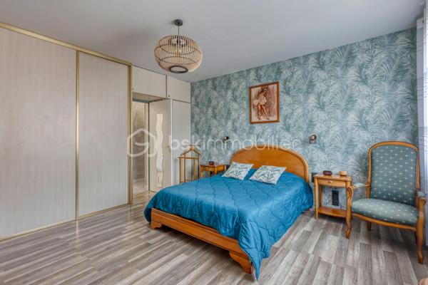 MAISON DE 133m² + TERRAIN DE 300M²+CAVE - 38130 ECHIROLLES Secteur -BAYARD-JEAN JAURES.
COUP DE CŒUR !

NE PASSEZ PAS À CÔTÉ de cette belle maison de 1950 AU CALME, AVEC UN GROS POTENTIEL situé rue Colonel Manhès à Echirolles.
Cette maison de 132,85 loi Carrez repose sur un terrain plat et arboré d'environ 300m².
Bienvenue dans cette jolie maison !

Dès l'entrée, vous serez séduit par son potentiel et sa configuration idéale pour accueillir une famille.
Le rez-de-chaussée se compose d'une belle pièce de vie lumineuse ouvrant sur une belle terrasse et jardin, une cuisine équipée indépendante pouvant facilement être ouverte sur la pièce de vie selon vos envies, une grande buanderie, un bureau, une salle d'eau.
À l'étage, un joli hall avec de nombreux rangements, dessert les trois chambres dont une chambre parentale avec sa salle d'eau privative, une troisième salle d'eau supplémentaire ainsi que d'un WC indépendant.

Coté prestations, le bien bénéficie d'un excellent niveau de confort avec un chauffage par pompe a chaleur air/eau  installée en 2023, des menuiseries bois double vitrage.

À l'extérieur, vous profiterez d'une agréable terrasse, d'espace vert, et de stationnement pour vos véhicules.

Proche des commodités, commerces, écoles, transports en commun, axe routier.

Ne manquez pas l'opportunité de visiter cette maison unique qui saura vous charmer par son espace, son confort.
Contactez-moi dès maintenant pour organiser votre visite, et vous accompagner sur ce projet !!!