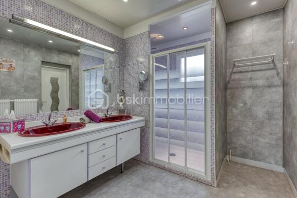 MAISON DE 133m² + TERRAIN DE 300M²+CAVE - 38130 ECHIROLLES Secteur -BAYARD-JEAN JAURES.
COUP DE CŒUR !

NE PASSEZ PAS À CÔTÉ de cette belle maison de 1950 AU CALME, AVEC UN GROS POTENTIEL situé rue Colonel Manhès à Echirolles.
Cette maison de 132,85 loi Carrez repose sur un terrain plat et arboré d'environ 300m².
Bienvenue dans cette jolie maison !

Dès l'entrée, vous serez séduit par son potentiel et sa configuration idéale pour accueillir une famille.
Le rez-de-chaussée se compose d'une belle pièce de vie lumineuse ouvrant sur une belle terrasse et jardin, une cuisine équipée indépendante pouvant facilement être ouverte sur la pièce de vie selon vos envies, une grande buanderie, un bureau, une salle d'eau.
À l'étage, un joli hall avec de nombreux rangements, dessert les trois chambres dont une chambre parentale avec sa salle d'eau privative, une troisième salle d'eau supplémentaire ainsi que d'un WC indépendant.

Coté prestations, le bien bénéficie d'un excellent niveau de confort avec un chauffage par pompe a chaleur air/eau  installée en 2023, des menuiseries bois double vitrage.

À l'extérieur, vous profiterez d'une agréable terrasse, d'espace vert, et de stationnement pour vos véhicules.

Proche des commodités, commerces, écoles, transports en commun, axe routier.

Ne manquez pas l'opportunité de visiter cette maison unique qui saura vous charmer par son espace, son confort.
Contactez-moi dès maintenant pour organiser votre visite, et vous accompagner sur ce projet !!!