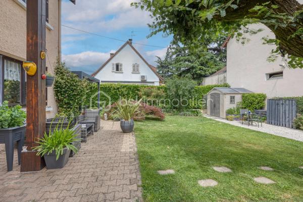 MAISON DE 133m² + TERRAIN DE 300M²+CAVE - 38130 ECHIROLLES Secteur -BAYARD-JEAN JAURES.
COUP DE CŒUR !

NE PASSEZ PAS À CÔTÉ de cette belle maison de 1950 AU CALME, AVEC UN GROS POTENTIEL situé rue Colonel Manhès à Echirolles.
Cette maison de 132,85 loi Carrez repose sur un terrain plat et arboré d'environ 300m².
Bienvenue dans cette jolie maison !

Dès l'entrée, vous serez séduit par son potentiel et sa configuration idéale pour accueillir une famille.
Le rez-de-chaussée se compose d'une belle pièce de vie lumineuse ouvrant sur une belle terrasse et jardin, une cuisine équipée indépendante pouvant facilement être ouverte sur la pièce de vie selon vos envies, une grande buanderie, un bureau, une salle d'eau.
À l'étage, un joli hall avec de nombreux rangements, dessert les trois chambres dont une chambre parentale avec sa salle d'eau privative, une troisième salle d'eau supplémentaire ainsi que d'un WC indépendant.

Coté prestations, le bien bénéficie d'un excellent niveau de confort avec un chauffage par pompe a chaleur air/eau  installée en 2023, des menuiseries bois double vitrage.

À l'extérieur, vous profiterez d'une agréable terrasse, d'espace vert, et de stationnement pour vos véhicules.

Proche des commodités, commerces, écoles, transports en commun, axe routier.

Ne manquez pas l'opportunité de visiter cette maison unique qui saura vous charmer par son espace, son confort.
Contactez-moi dès maintenant pour organiser votre visite, et vous accompagner sur ce projet !!!
