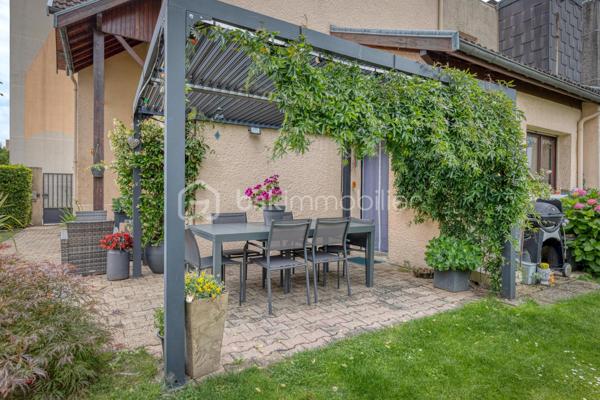 MAISON DE 133m² + TERRAIN DE 300M²+CAVE - 38130 ECHIROLLES Secteur -BAYARD-JEAN JAURES.
COUP DE CŒUR !

NE PASSEZ PAS À CÔTÉ de cette belle maison de 1950 AU CALME, AVEC UN GROS POTENTIEL situé rue Colonel Manhès à Echirolles.
Cette maison de 132,85 loi Carrez repose sur un terrain plat et arboré d'environ 300m².
Bienvenue dans cette jolie maison !

Dès l'entrée, vous serez séduit par son potentiel et sa configuration idéale pour accueillir une famille.
Le rez-de-chaussée se compose d'une belle pièce de vie lumineuse ouvrant sur une belle terrasse et jardin, une cuisine équipée indépendante pouvant facilement être ouverte sur la pièce de vie selon vos envies, une grande buanderie, un bureau, une salle d'eau.
À l'étage, un joli hall avec de nombreux rangements, dessert les trois chambres dont une chambre parentale avec sa salle d'eau privative, une troisième salle d'eau supplémentaire ainsi que d'un WC indépendant.

Coté prestations, le bien bénéficie d'un excellent niveau de confort avec un chauffage par pompe a chaleur air/eau  installée en 2023, des menuiseries bois double vitrage.

À l'extérieur, vous profiterez d'une agréable terrasse, d'espace vert, et de stationnement pour vos véhicules.

Proche des commodités, commerces, écoles, transports en commun, axe routier.

Ne manquez pas l'opportunité de visiter cette maison unique qui saura vous charmer par son espace, son confort.
Contactez-moi dès maintenant pour organiser votre visite, et vous accompagner sur ce projet !!!