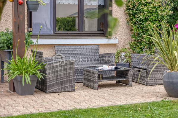 MAISON DE 133m² + TERRAIN DE 300M²+CAVE - 38130 ECHIROLLES Secteur -BAYARD-JEAN JAURES.
COUP DE CŒUR !

NE PASSEZ PAS À CÔTÉ de cette belle maison de 1950 AU CALME, AVEC UN GROS POTENTIEL situé rue Colonel Manhès à Echirolles.
Cette maison de 132,85 loi Carrez repose sur un terrain plat et arboré d'environ 300m².
Bienvenue dans cette jolie maison !

Dès l'entrée, vous serez séduit par son potentiel et sa configuration idéale pour accueillir une famille.
Le rez-de-chaussée se compose d'une belle pièce de vie lumineuse ouvrant sur une belle terrasse et jardin, une cuisine équipée indépendante pouvant facilement être ouverte sur la pièce de vie selon vos envies, une grande buanderie, un bureau, une salle d'eau.
À l'étage, un joli hall avec de nombreux rangements, dessert les trois chambres dont une chambre parentale avec sa salle d'eau privative, une troisième salle d'eau supplémentaire ainsi que d'un WC indépendant.

Coté prestations, le bien bénéficie d'un excellent niveau de confort avec un chauffage par pompe a chaleur air/eau  installée en 2023, des menuiseries bois double vitrage.

À l'extérieur, vous profiterez d'une agréable terrasse, d'espace vert, et de stationnement pour vos véhicules.

Proche des commodités, commerces, écoles, transports en commun, axe routier.

Ne manquez pas l'opportunité de visiter cette maison unique qui saura vous charmer par son espace, son confort.
Contactez-moi dès maintenant pour organiser votre visite, et vous accompagner sur ce projet !!!