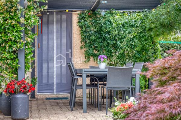 MAISON DE 133m² + TERRAIN DE 300M²+CAVE - 38130 ECHIROLLES Secteur -BAYARD-JEAN JAURES.
COUP DE CŒUR !

NE PASSEZ PAS À CÔTÉ de cette belle maison de 1950 AU CALME, AVEC UN GROS POTENTIEL situé rue Colonel Manhès à Echirolles.
Cette maison de 132,85 loi Carrez repose sur un terrain plat et arboré d'environ 300m².
Bienvenue dans cette jolie maison !

Dès l'entrée, vous serez séduit par son potentiel et sa configuration idéale pour accueillir une famille.
Le rez-de-chaussée se compose d'une belle pièce de vie lumineuse ouvrant sur une belle terrasse et jardin, une cuisine équipée indépendante pouvant facilement être ouverte sur la pièce de vie selon vos envies, une grande buanderie, un bureau, une salle d'eau.
À l'étage, un joli hall avec de nombreux rangements, dessert les trois chambres dont une chambre parentale avec sa salle d'eau privative, une troisième salle d'eau supplémentaire ainsi que d'un WC indépendant.

Coté prestations, le bien bénéficie d'un excellent niveau de confort avec un chauffage par pompe a chaleur air/eau  installée en 2023, des menuiseries bois double vitrage.

À l'extérieur, vous profiterez d'une agréable terrasse, d'espace vert, et de stationnement pour vos véhicules.

Proche des commodités, commerces, écoles, transports en commun, axe routier.

Ne manquez pas l'opportunité de visiter cette maison unique qui saura vous charmer par son espace, son confort.
Contactez-moi dès maintenant pour organiser votre visite, et vous accompagner sur ce projet !!!