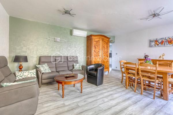 MAISON DE 133m² + TERRAIN DE 300M²+CAVE - 38130 ECHIROLLES Secteur -BAYARD-JEAN JAURES.
COUP DE CŒUR !

NE PASSEZ PAS À CÔTÉ de cette belle maison de 1950 AU CALME, AVEC UN GROS POTENTIEL situé rue Colonel Manhès à Echirolles.
Cette maison de 132,85 loi Carrez repose sur un terrain plat et arboré d'environ 300m².
Bienvenue dans cette jolie maison !

Dès l'entrée, vous serez séduit par son potentiel et sa configuration idéale pour accueillir une famille.
Le rez-de-chaussée se compose d'une belle pièce de vie lumineuse ouvrant sur une belle terrasse et jardin, une cuisine équipée indépendante pouvant facilement être ouverte sur la pièce de vie selon vos envies, une grande buanderie, un bureau, une salle d'eau.
À l'étage, un joli hall avec de nombreux rangements, dessert les trois chambres dont une chambre parentale avec sa salle d'eau privative, une troisième salle d'eau supplémentaire ainsi que d'un WC indépendant.

Coté prestations, le bien bénéficie d'un excellent niveau de confort avec un chauffage par pompe a chaleur air/eau  installée en 2023, des menuiseries bois double vitrage.

À l'extérieur, vous profiterez d'une agréable terrasse, d'espace vert, et de stationnement pour vos véhicules.

Proche des commodités, commerces, écoles, transports en commun, axe routier.

Ne manquez pas l'opportunité de visiter cette maison unique qui saura vous charmer par son espace, son confort.
Contactez-moi dès maintenant pour organiser votre visite, et vous accompagner sur ce projet !!!
