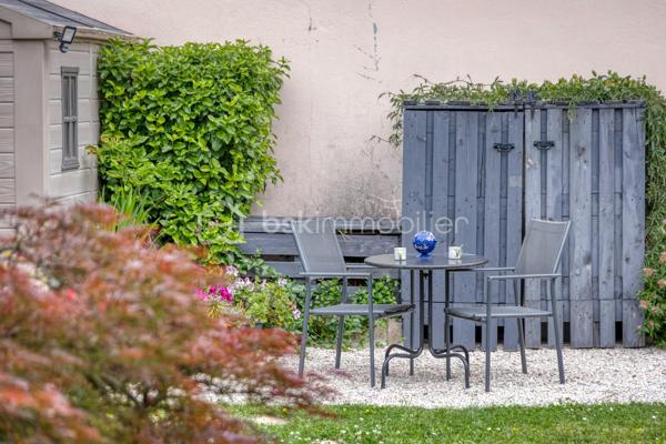 MAISON DE 133m² + TERRAIN DE 300M²+CAVE - 38130 ECHIROLLES Secteur -BAYARD-JEAN JAURES.
COUP DE CŒUR !

NE PASSEZ PAS À CÔTÉ de cette belle maison de 1950 AU CALME, AVEC UN GROS POTENTIEL situé rue Colonel Manhès à Echirolles.
Cette maison de 132,85 loi Carrez repose sur un terrain plat et arboré d'environ 300m².
Bienvenue dans cette jolie maison !

Dès l'entrée, vous serez séduit par son potentiel et sa configuration idéale pour accueillir une famille.
Le rez-de-chaussée se compose d'une belle pièce de vie lumineuse ouvrant sur une belle terrasse et jardin, une cuisine équipée indépendante pouvant facilement être ouverte sur la pièce de vie selon vos envies, une grande buanderie, un bureau, une salle d'eau.
À l'étage, un joli hall avec de nombreux rangements, dessert les trois chambres dont une chambre parentale avec sa salle d'eau privative, une troisième salle d'eau supplémentaire ainsi que d'un WC indépendant.

Coté prestations, le bien bénéficie d'un excellent niveau de confort avec un chauffage par pompe a chaleur air/eau  installée en 2023, des menuiseries bois double vitrage.

À l'extérieur, vous profiterez d'une agréable terrasse, d'espace vert, et de stationnement pour vos véhicules.

Proche des commodités, commerces, écoles, transports en commun, axe routier.

Ne manquez pas l'opportunité de visiter cette maison unique qui saura vous charmer par son espace, son confort.
Contactez-moi dès maintenant pour organiser votre visite, et vous accompagner sur ce projet !!!