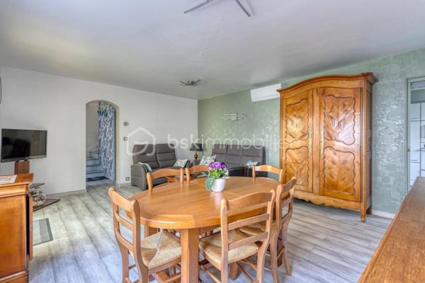 MAISON DE 133m² + TERRAIN DE 300M²+CAVE - 38130 ECHIROLLES Secteur -BAYARD-JEAN JAURES.
COUP DE CŒUR !

NE PASSEZ PAS À CÔTÉ de cette belle maison de 1950 AU CALME, AVEC UN GROS POTENTIEL situé rue Colonel Manhès à Echirolles.
Cette maison de 132,85 loi Carrez repose sur un terrain plat et arboré d'environ 300m².
Bienvenue dans cette jolie maison !

Dès l'entrée, vous serez séduit par son potentiel et sa configuration idéale pour accueillir une famille.
Le rez-de-chaussée se compose d'une belle pièce de vie lumineuse ouvrant sur une belle terrasse et jardin, une cuisine équipée indépendante pouvant facilement être ouverte sur la pièce de vie selon vos envies, une grande buanderie, un bureau, une salle d'eau.
À l'étage, un joli hall avec de nombreux rangements, dessert les trois chambres dont une chambre parentale avec sa salle d'eau privative, une troisième salle d'eau supplémentaire ainsi que d'un WC indépendant.

Coté prestations, le bien bénéficie d'un excellent niveau de confort avec un chauffage par pompe a chaleur air/eau  installée en 2023, des menuiseries bois double vitrage.

À l'extérieur, vous profiterez d'une agréable terrasse, d'espace vert, et de stationnement pour vos véhicules.

Proche des commodités, commerces, écoles, transports en commun, axe routier.

Ne manquez pas l'opportunité de visiter cette maison unique qui saura vous charmer par son espace, son confort.
Contactez-moi dès maintenant pour organiser votre visite, et vous accompagner sur ce projet !!!