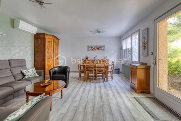 MAISON DE 133m² + TERRAIN DE 300M²+CAVE - 38130 ECHIROLLES Secteur -BAYARD-JEAN JAURES.
COUP DE CŒUR !

NE PASSEZ PAS À CÔTÉ de cette belle maison de 1950 AU CALME, AVEC UN GROS POTENTIEL situé rue Colonel Manhès à Echirolles.
Cette maison de 132,85 loi Carrez repose sur un terrain plat et arboré d'environ 300m².
Bienvenue dans cette jolie maison !

Dès l'entrée, vous serez séduit par son potentiel et sa configuration idéale pour accueillir une famille.
Le rez-de-chaussée se compose d'une belle pièce de vie lumineuse ouvrant sur une belle terrasse et jardin, une cuisine équipée indépendante pouvant facilement être ouverte sur la pièce de vie selon vos envies, une grande buanderie, un bureau, une salle d'eau.
À l'étage, un joli hall avec de nombreux rangements, dessert les trois chambres dont une chambre parentale avec sa salle d'eau privative, une troisième salle d'eau supplémentaire ainsi que d'un WC indépendant.

Coté prestations, le bien bénéficie d'un excellent niveau de confort avec un chauffage par pompe a chaleur air/eau  installée en 2023, des menuiseries bois double vitrage.

À l'extérieur, vous profiterez d'une agréable terrasse, d'espace vert, et de stationnement pour vos véhicules.

Proche des commodités, commerces, écoles, transports en commun, axe routier.

Ne manquez pas l'opportunité de visiter cette maison unique qui saura vous charmer par son espace, son confort.
Contactez-moi dès maintenant pour organiser votre visite, et vous accompagner sur ce projet !!!