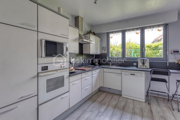 MAISON DE 133m² + TERRAIN DE 300M²+CAVE - 38130 ECHIROLLES Secteur -BAYARD-JEAN JAURES.
COUP DE CŒUR !

NE PASSEZ PAS À CÔTÉ de cette belle maison de 1950 AU CALME, AVEC UN GROS POTENTIEL situé rue Colonel Manhès à Echirolles.
Cette maison de 132,85 loi Carrez repose sur un terrain plat et arboré d'environ 300m².
Bienvenue dans cette jolie maison !

Dès l'entrée, vous serez séduit par son potentiel et sa configuration idéale pour accueillir une famille.
Le rez-de-chaussée se compose d'une belle pièce de vie lumineuse ouvrant sur une belle terrasse et jardin, une cuisine équipée indépendante pouvant facilement être ouverte sur la pièce de vie selon vos envies, une grande buanderie, un bureau, une salle d'eau.
À l'étage, un joli hall avec de nombreux rangements, dessert les trois chambres dont une chambre parentale avec sa salle d'eau privative, une troisième salle d'eau supplémentaire ainsi que d'un WC indépendant.

Coté prestations, le bien bénéficie d'un excellent niveau de confort avec un chauffage par pompe a chaleur air/eau  installée en 2023, des menuiseries bois double vitrage.

À l'extérieur, vous profiterez d'une agréable terrasse, d'espace vert, et de stationnement pour vos véhicules.

Proche des commodités, commerces, écoles, transports en commun, axe routier.

Ne manquez pas l'opportunité de visiter cette maison unique qui saura vous charmer par son espace, son confort.
Contactez-moi dès maintenant pour organiser votre visite, et vous accompagner sur ce projet !!!