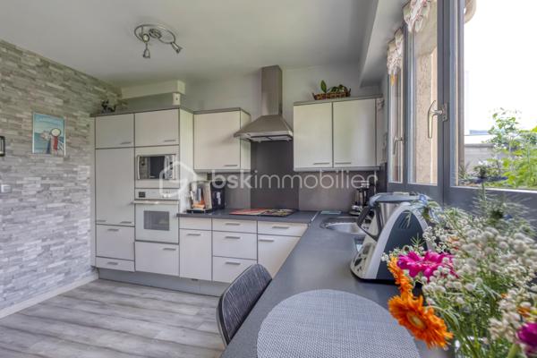 MAISON DE 133m² + TERRAIN DE 300M²+CAVE - 38130 ECHIROLLES Secteur -BAYARD-JEAN JAURES.
COUP DE CŒUR !

NE PASSEZ PAS À CÔTÉ de cette belle maison de 1950 AU CALME, AVEC UN GROS POTENTIEL situé rue Colonel Manhès à Echirolles.
Cette maison de 132,85 loi Carrez repose sur un terrain plat et arboré d'environ 300m².
Bienvenue dans cette jolie maison !

Dès l'entrée, vous serez séduit par son potentiel et sa configuration idéale pour accueillir une famille.
Le rez-de-chaussée se compose d'une belle pièce de vie lumineuse ouvrant sur une belle terrasse et jardin, une cuisine équipée indépendante pouvant facilement être ouverte sur la pièce de vie selon vos envies, une grande buanderie, un bureau, une salle d'eau.
À l'étage, un joli hall avec de nombreux rangements, dessert les trois chambres dont une chambre parentale avec sa salle d'eau privative, une troisième salle d'eau supplémentaire ainsi que d'un WC indépendant.

Coté prestations, le bien bénéficie d'un excellent niveau de confort avec un chauffage par pompe a chaleur air/eau  installée en 2023, des menuiseries bois double vitrage.

À l'extérieur, vous profiterez d'une agréable terrasse, d'espace vert, et de stationnement pour vos véhicules.

Proche des commodités, commerces, écoles, transports en commun, axe routier.

Ne manquez pas l'opportunité de visiter cette maison unique qui saura vous charmer par son espace, son confort.
Contactez-moi dès maintenant pour organiser votre visite, et vous accompagner sur ce projet !!!