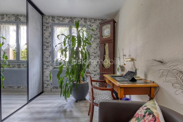 MAISON DE 133m² + TERRAIN DE 300M²+CAVE - 38130 ECHIROLLES Secteur -BAYARD-JEAN JAURES.
COUP DE CŒUR !

NE PASSEZ PAS À CÔTÉ de cette belle maison de 1950 AU CALME, AVEC UN GROS POTENTIEL situé rue Colonel Manhès à Echirolles.
Cette maison de 132,85 loi Carrez repose sur un terrain plat et arboré d'environ 300m².
Bienvenue dans cette jolie maison !

Dès l'entrée, vous serez séduit par son potentiel et sa configuration idéale pour accueillir une famille.
Le rez-de-chaussée se compose d'une belle pièce de vie lumineuse ouvrant sur une belle terrasse et jardin, une cuisine équipée indépendante pouvant facilement être ouverte sur la pièce de vie selon vos envies, une grande buanderie, un bureau, une salle d'eau.
À l'étage, un joli hall avec de nombreux rangements, dessert les trois chambres dont une chambre parentale avec sa salle d'eau privative, une troisième salle d'eau supplémentaire ainsi que d'un WC indépendant.

Coté prestations, le bien bénéficie d'un excellent niveau de confort avec un chauffage par pompe a chaleur air/eau  installée en 2023, des menuiseries bois double vitrage.

À l'extérieur, vous profiterez d'une agréable terrasse, d'espace vert, et de stationnement pour vos véhicules.

Proche des commodités, commerces, écoles, transports en commun, axe routier.

Ne manquez pas l'opportunité de visiter cette maison unique qui saura vous charmer par son espace, son confort.
Contactez-moi dès maintenant pour organiser votre visite, et vous accompagner sur ce projet !!!