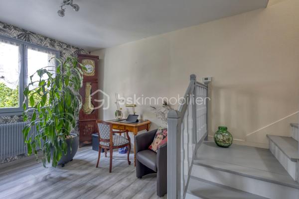 MAISON DE 133m² + TERRAIN DE 300M²+CAVE - 38130 ECHIROLLES Secteur -BAYARD-JEAN JAURES.
COUP DE CŒUR !

NE PASSEZ PAS À CÔTÉ de cette belle maison de 1950 AU CALME, AVEC UN GROS POTENTIEL situé rue Colonel Manhès à Echirolles.
Cette maison de 132,85 loi Carrez repose sur un terrain plat et arboré d'environ 300m².
Bienvenue dans cette jolie maison !

Dès l'entrée, vous serez séduit par son potentiel et sa configuration idéale pour accueillir une famille.
Le rez-de-chaussée se compose d'une belle pièce de vie lumineuse ouvrant sur une belle terrasse et jardin, une cuisine équipée indépendante pouvant facilement être ouverte sur la pièce de vie selon vos envies, une grande buanderie, un bureau, une salle d'eau.
À l'étage, un joli hall avec de nombreux rangements, dessert les trois chambres dont une chambre parentale avec sa salle d'eau privative, une troisième salle d'eau supplémentaire ainsi que d'un WC indépendant.

Coté prestations, le bien bénéficie d'un excellent niveau de confort avec un chauffage par pompe a chaleur air/eau  installée en 2023, des menuiseries bois double vitrage.

À l'extérieur, vous profiterez d'une agréable terrasse, d'espace vert, et de stationnement pour vos véhicules.

Proche des commodités, commerces, écoles, transports en commun, axe routier.

Ne manquez pas l'opportunité de visiter cette maison unique qui saura vous charmer par son espace, son confort.
Contactez-moi dès maintenant pour organiser votre visite, et vous accompagner sur ce projet !!!