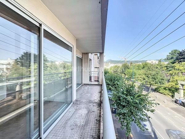 Vente                                                      Appartement
                        
                     4 pièces                      81 m2                     à Clermont-Ferrand