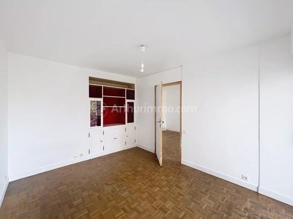 Vente                                                      Appartement
                        
                     4 pièces                      81 m2                     à Clermont-Ferrand