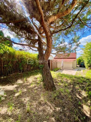 Nous sommes ravis de vous présenter à la vente cette charmante maison ancienne de 4 pièces, idéalement située dans un quartier pavillonnaire paisible d'Étampes. Construite en 1948, cette demeure d'une surface de 91 m² offre un superbe équilibre entre le charme de l'ancien et la fonctionnalité, proposant un cadre de vie particulièrement agréable et calme.

Érigée sur un terrain de un peu plus de 400 m², cette demeure offre un bel espace extérieur pour profiter des beaux jours. Répartie sur 2 niveaux, elle dispose à l'intérieur de trois chambres accueillantes et d'une salle d'eau, une configuration idéale pour une famille en quête de confort.

Le salon se pare d'un atout charme supplémentaire avec la présence d'un poêle, idéal pour réchauffer l'atmosphère et créer une ambiance chaleureuse et cosy lors de vos soirées d'hiver.

L'extérieur ne manque pas d'atouts avec son agréable terrasse, parfaite pour vos repas estivaux et vos moments de détente en plein air au cœur du jardin. Pour votre confort au quotidien, deux places de parking privatives sont également à votre disposition.

Côté prestations, la maison bénéficie d'un double vitrage et d'un chauffage individuel électrique qui, associés au poêle, garantissent confort et performances énergétiques. De plus, sa situation géographique vous permettra de profiter d'un environnement serein tout en restant à proximité immédiate des commodités, des transports et des services d'Étampes.

Cette maison est proposée au prix de 235 000 €. (Taxe foncière : 1 700 €). Ses qualités, son espace extérieur et son cadre de vie en font une belle opportunité sur le marché local.

Ne manquez pas cette occasion unique. Contactez-moi dès aujourd'hui pour organiser une visite et vous accompagner dans votre projet.