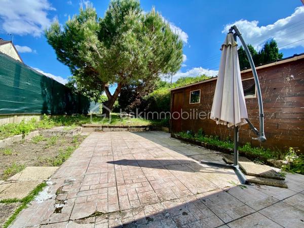 Nous sommes ravis de vous présenter à la vente cette charmante maison ancienne de 4 pièces, idéalement située dans un quartier pavillonnaire paisible d'Étampes. Construite en 1948, cette demeure d'une surface de 91 m² offre un superbe équilibre entre le charme de l'ancien et la fonctionnalité, proposant un cadre de vie particulièrement agréable et calme.

Érigée sur un terrain de un peu plus de 400 m², cette demeure offre un bel espace extérieur pour profiter des beaux jours. Répartie sur 2 niveaux, elle dispose à l'intérieur de trois chambres accueillantes et d'une salle d'eau, une configuration idéale pour une famille en quête de confort.

Le salon se pare d'un atout charme supplémentaire avec la présence d'un poêle, idéal pour réchauffer l'atmosphère et créer une ambiance chaleureuse et cosy lors de vos soirées d'hiver.

L'extérieur ne manque pas d'atouts avec son agréable terrasse, parfaite pour vos repas estivaux et vos moments de détente en plein air au cœur du jardin. Pour votre confort au quotidien, deux places de parking privatives sont également à votre disposition.

Côté prestations, la maison bénéficie d'un double vitrage et d'un chauffage individuel électrique qui, associés au poêle, garantissent confort et performances énergétiques. De plus, sa situation géographique vous permettra de profiter d'un environnement serein tout en restant à proximité immédiate des commodités, des transports et des services d'Étampes.

Cette maison est proposée au prix de 235 000 €. (Taxe foncière : 1 700 €). Ses qualités, son espace extérieur et son cadre de vie en font une belle opportunité sur le marché local.

Ne manquez pas cette occasion unique. Contactez-moi dès aujourd'hui pour organiser une visite et vous accompagner dans votre projet.