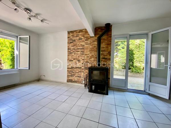 Nous sommes ravis de vous présenter à la vente cette charmante maison ancienne de 4 pièces, idéalement située dans un quartier pavillonnaire paisible d'Étampes. Construite en 1948, cette demeure d'une surface de 91 m² offre un superbe équilibre entre le charme de l'ancien et la fonctionnalité, proposant un cadre de vie particulièrement agréable et calme.

Érigée sur un terrain de un peu plus de 400 m², cette demeure offre un bel espace extérieur pour profiter des beaux jours. Répartie sur 2 niveaux, elle dispose à l'intérieur de trois chambres accueillantes et d'une salle d'eau, une configuration idéale pour une famille en quête de confort.

Le salon se pare d'un atout charme supplémentaire avec la présence d'un poêle, idéal pour réchauffer l'atmosphère et créer une ambiance chaleureuse et cosy lors de vos soirées d'hiver.

L'extérieur ne manque pas d'atouts avec son agréable terrasse, parfaite pour vos repas estivaux et vos moments de détente en plein air au cœur du jardin. Pour votre confort au quotidien, deux places de parking privatives sont également à votre disposition.

Côté prestations, la maison bénéficie d'un double vitrage et d'un chauffage individuel électrique qui, associés au poêle, garantissent confort et performances énergétiques. De plus, sa situation géographique vous permettra de profiter d'un environnement serein tout en restant à proximité immédiate des commodités, des transports et des services d'Étampes.

Cette maison est proposée au prix de 235 000 €. (Taxe foncière : 1 700 €). Ses qualités, son espace extérieur et son cadre de vie en font une belle opportunité sur le marché local.

Ne manquez pas cette occasion unique. Contactez-moi dès aujourd'hui pour organiser une visite et vous accompagner dans votre projet.