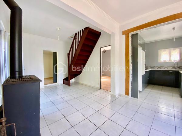 Nous sommes ravis de vous présenter à la vente cette charmante maison ancienne de 4 pièces, idéalement située dans un quartier pavillonnaire paisible d'Étampes. Construite en 1948, cette demeure d'une surface de 91 m² offre un superbe équilibre entre le charme de l'ancien et la fonctionnalité, proposant un cadre de vie particulièrement agréable et calme.

Érigée sur un terrain de un peu plus de 400 m², cette demeure offre un bel espace extérieur pour profiter des beaux jours. Répartie sur 2 niveaux, elle dispose à l'intérieur de trois chambres accueillantes et d'une salle d'eau, une configuration idéale pour une famille en quête de confort.

Le salon se pare d'un atout charme supplémentaire avec la présence d'un poêle, idéal pour réchauffer l'atmosphère et créer une ambiance chaleureuse et cosy lors de vos soirées d'hiver.

L'extérieur ne manque pas d'atouts avec son agréable terrasse, parfaite pour vos repas estivaux et vos moments de détente en plein air au cœur du jardin. Pour votre confort au quotidien, deux places de parking privatives sont également à votre disposition.

Côté prestations, la maison bénéficie d'un double vitrage et d'un chauffage individuel électrique qui, associés au poêle, garantissent confort et performances énergétiques. De plus, sa situation géographique vous permettra de profiter d'un environnement serein tout en restant à proximité immédiate des commodités, des transports et des services d'Étampes.

Cette maison est proposée au prix de 235 000 €. (Taxe foncière : 1 700 €). Ses qualités, son espace extérieur et son cadre de vie en font une belle opportunité sur le marché local.

Ne manquez pas cette occasion unique. Contactez-moi dès aujourd'hui pour organiser une visite et vous accompagner dans votre projet.