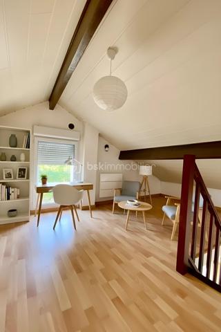 Nous sommes ravis de vous présenter à la vente cette charmante maison ancienne de 4 pièces, idéalement située dans un quartier pavillonnaire paisible d'Étampes. Construite en 1948, cette demeure d'une surface de 91 m² offre un superbe équilibre entre le charme de l'ancien et la fonctionnalité, proposant un cadre de vie particulièrement agréable et calme.

Érigée sur un terrain de un peu plus de 400 m², cette demeure offre un bel espace extérieur pour profiter des beaux jours. Répartie sur 2 niveaux, elle dispose à l'intérieur de trois chambres accueillantes et d'une salle d'eau, une configuration idéale pour une famille en quête de confort.

Le salon se pare d'un atout charme supplémentaire avec la présence d'un poêle, idéal pour réchauffer l'atmosphère et créer une ambiance chaleureuse et cosy lors de vos soirées d'hiver.

L'extérieur ne manque pas d'atouts avec son agréable terrasse, parfaite pour vos repas estivaux et vos moments de détente en plein air au cœur du jardin. Pour votre confort au quotidien, deux places de parking privatives sont également à votre disposition.

Côté prestations, la maison bénéficie d'un double vitrage et d'un chauffage individuel électrique qui, associés au poêle, garantissent confort et performances énergétiques. De plus, sa situation géographique vous permettra de profiter d'un environnement serein tout en restant à proximité immédiate des commodités, des transports et des services d'Étampes.

Cette maison est proposée au prix de 235 000 €. (Taxe foncière : 1 700 €). Ses qualités, son espace extérieur et son cadre de vie en font une belle opportunité sur le marché local.

Ne manquez pas cette occasion unique. Contactez-moi dès aujourd'hui pour organiser une visite et vous accompagner dans votre projet.
