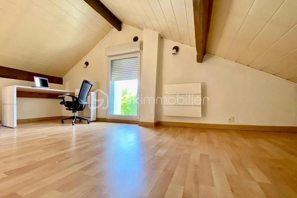 Nous sommes ravis de vous présenter à la vente cette charmante maison ancienne de 4 pièces, idéalement située dans un quartier pavillonnaire paisible d'Étampes. Construite en 1948, cette demeure d'une surface de 91 m² offre un superbe équilibre entre le charme de l'ancien et la fonctionnalité, proposant un cadre de vie particulièrement agréable et calme.

Érigée sur un terrain de un peu plus de 400 m², cette demeure offre un bel espace extérieur pour profiter des beaux jours. Répartie sur 2 niveaux, elle dispose à l'intérieur de trois chambres accueillantes et d'une salle d'eau, une configuration idéale pour une famille en quête de confort.

Le salon se pare d'un atout charme supplémentaire avec la présence d'un poêle, idéal pour réchauffer l'atmosphère et créer une ambiance chaleureuse et cosy lors de vos soirées d'hiver.

L'extérieur ne manque pas d'atouts avec son agréable terrasse, parfaite pour vos repas estivaux et vos moments de détente en plein air au cœur du jardin. Pour votre confort au quotidien, deux places de parking privatives sont également à votre disposition.

Côté prestations, la maison bénéficie d'un double vitrage et d'un chauffage individuel électrique qui, associés au poêle, garantissent confort et performances énergétiques. De plus, sa situation géographique vous permettra de profiter d'un environnement serein tout en restant à proximité immédiate des commodités, des transports et des services d'Étampes.

Cette maison est proposée au prix de 235 000 €. (Taxe foncière : 1 700 €). Ses qualités, son espace extérieur et son cadre de vie en font une belle opportunité sur le marché local.

Ne manquez pas cette occasion unique. Contactez-moi dès aujourd'hui pour organiser une visite et vous accompagner dans votre projet.