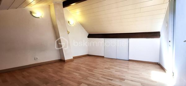 Nous sommes ravis de vous présenter à la vente cette charmante maison ancienne de 4 pièces, idéalement située dans un quartier pavillonnaire paisible d'Étampes. Construite en 1948, cette demeure d'une surface de 91 m² offre un superbe équilibre entre le charme de l'ancien et la fonctionnalité, proposant un cadre de vie particulièrement agréable et calme.

Érigée sur un terrain de un peu plus de 400 m², cette demeure offre un bel espace extérieur pour profiter des beaux jours. Répartie sur 2 niveaux, elle dispose à l'intérieur de trois chambres accueillantes et d'une salle d'eau, une configuration idéale pour une famille en quête de confort.

Le salon se pare d'un atout charme supplémentaire avec la présence d'un poêle, idéal pour réchauffer l'atmosphère et créer une ambiance chaleureuse et cosy lors de vos soirées d'hiver.

L'extérieur ne manque pas d'atouts avec son agréable terrasse, parfaite pour vos repas estivaux et vos moments de détente en plein air au cœur du jardin. Pour votre confort au quotidien, deux places de parking privatives sont également à votre disposition.

Côté prestations, la maison bénéficie d'un double vitrage et d'un chauffage individuel électrique qui, associés au poêle, garantissent confort et performances énergétiques. De plus, sa situation géographique vous permettra de profiter d'un environnement serein tout en restant à proximité immédiate des commodités, des transports et des services d'Étampes.

Cette maison est proposée au prix de 235 000 €. (Taxe foncière : 1 700 €). Ses qualités, son espace extérieur et son cadre de vie en font une belle opportunité sur le marché local.

Ne manquez pas cette occasion unique. Contactez-moi dès aujourd'hui pour organiser une visite et vous accompagner dans votre projet.