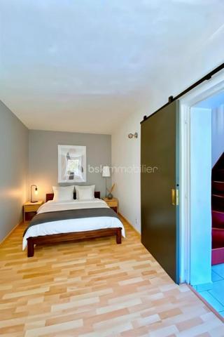 Nous sommes ravis de vous présenter à la vente cette charmante maison ancienne de 4 pièces, idéalement située dans un quartier pavillonnaire paisible d'Étampes. Construite en 1948, cette demeure d'une surface de 91 m² offre un superbe équilibre entre le charme de l'ancien et la fonctionnalité, proposant un cadre de vie particulièrement agréable et calme.

Érigée sur un terrain de un peu plus de 400 m², cette demeure offre un bel espace extérieur pour profiter des beaux jours. Répartie sur 2 niveaux, elle dispose à l'intérieur de trois chambres accueillantes et d'une salle d'eau, une configuration idéale pour une famille en quête de confort.

Le salon se pare d'un atout charme supplémentaire avec la présence d'un poêle, idéal pour réchauffer l'atmosphère et créer une ambiance chaleureuse et cosy lors de vos soirées d'hiver.

L'extérieur ne manque pas d'atouts avec son agréable terrasse, parfaite pour vos repas estivaux et vos moments de détente en plein air au cœur du jardin. Pour votre confort au quotidien, deux places de parking privatives sont également à votre disposition.

Côté prestations, la maison bénéficie d'un double vitrage et d'un chauffage individuel électrique qui, associés au poêle, garantissent confort et performances énergétiques. De plus, sa situation géographique vous permettra de profiter d'un environnement serein tout en restant à proximité immédiate des commodités, des transports et des services d'Étampes.

Cette maison est proposée au prix de 235 000 €. (Taxe foncière : 1 700 €). Ses qualités, son espace extérieur et son cadre de vie en font une belle opportunité sur le marché local.

Ne manquez pas cette occasion unique. Contactez-moi dès aujourd'hui pour organiser une visite et vous accompagner dans votre projet.