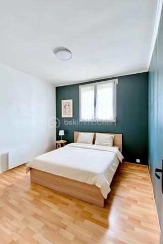 Nous sommes ravis de vous présenter à la vente cette charmante maison ancienne de 4 pièces, idéalement située dans un quartier pavillonnaire paisible d'Étampes. Construite en 1948, cette demeure d'une surface de 91 m² offre un superbe équilibre entre le charme de l'ancien et la fonctionnalité, proposant un cadre de vie particulièrement agréable et calme.

Érigée sur un terrain de un peu plus de 400 m², cette demeure offre un bel espace extérieur pour profiter des beaux jours. Répartie sur 2 niveaux, elle dispose à l'intérieur de trois chambres accueillantes et d'une salle d'eau, une configuration idéale pour une famille en quête de confort.

Le salon se pare d'un atout charme supplémentaire avec la présence d'un poêle, idéal pour réchauffer l'atmosphère et créer une ambiance chaleureuse et cosy lors de vos soirées d'hiver.

L'extérieur ne manque pas d'atouts avec son agréable terrasse, parfaite pour vos repas estivaux et vos moments de détente en plein air au cœur du jardin. Pour votre confort au quotidien, deux places de parking privatives sont également à votre disposition.

Côté prestations, la maison bénéficie d'un double vitrage et d'un chauffage individuel électrique qui, associés au poêle, garantissent confort et performances énergétiques. De plus, sa situation géographique vous permettra de profiter d'un environnement serein tout en restant à proximité immédiate des commodités, des transports et des services d'Étampes.

Cette maison est proposée au prix de 235 000 €. (Taxe foncière : 1 700 €). Ses qualités, son espace extérieur et son cadre de vie en font une belle opportunité sur le marché local.

Ne manquez pas cette occasion unique. Contactez-moi dès aujourd'hui pour organiser une visite et vous accompagner dans votre projet.