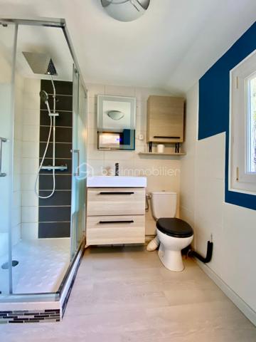 Nous sommes ravis de vous présenter à la vente cette charmante maison ancienne de 4 pièces, idéalement située dans un quartier pavillonnaire paisible d'Étampes. Construite en 1948, cette demeure d'une surface de 91 m² offre un superbe équilibre entre le charme de l'ancien et la fonctionnalité, proposant un cadre de vie particulièrement agréable et calme.

Érigée sur un terrain de un peu plus de 400 m², cette demeure offre un bel espace extérieur pour profiter des beaux jours. Répartie sur 2 niveaux, elle dispose à l'intérieur de trois chambres accueillantes et d'une salle d'eau, une configuration idéale pour une famille en quête de confort.

Le salon se pare d'un atout charme supplémentaire avec la présence d'un poêle, idéal pour réchauffer l'atmosphère et créer une ambiance chaleureuse et cosy lors de vos soirées d'hiver.

L'extérieur ne manque pas d'atouts avec son agréable terrasse, parfaite pour vos repas estivaux et vos moments de détente en plein air au cœur du jardin. Pour votre confort au quotidien, deux places de parking privatives sont également à votre disposition.

Côté prestations, la maison bénéficie d'un double vitrage et d'un chauffage individuel électrique qui, associés au poêle, garantissent confort et performances énergétiques. De plus, sa situation géographique vous permettra de profiter d'un environnement serein tout en restant à proximité immédiate des commodités, des transports et des services d'Étampes.

Cette maison est proposée au prix de 235 000 €. (Taxe foncière : 1 700 €). Ses qualités, son espace extérieur et son cadre de vie en font une belle opportunité sur le marché local.

Ne manquez pas cette occasion unique. Contactez-moi dès aujourd'hui pour organiser une visite et vous accompagner dans votre projet.