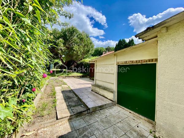 Nous sommes ravis de vous présenter à la vente cette charmante maison ancienne de 4 pièces, idéalement située dans un quartier pavillonnaire paisible d'Étampes. Construite en 1948, cette demeure d'une surface de 91 m² offre un superbe équilibre entre le charme de l'ancien et la fonctionnalité, proposant un cadre de vie particulièrement agréable et calme.

Érigée sur un terrain de un peu plus de 400 m², cette demeure offre un bel espace extérieur pour profiter des beaux jours. Répartie sur 2 niveaux, elle dispose à l'intérieur de trois chambres accueillantes et d'une salle d'eau, une configuration idéale pour une famille en quête de confort.

Le salon se pare d'un atout charme supplémentaire avec la présence d'un poêle, idéal pour réchauffer l'atmosphère et créer une ambiance chaleureuse et cosy lors de vos soirées d'hiver.

L'extérieur ne manque pas d'atouts avec son agréable terrasse, parfaite pour vos repas estivaux et vos moments de détente en plein air au cœur du jardin. Pour votre confort au quotidien, deux places de parking privatives sont également à votre disposition.

Côté prestations, la maison bénéficie d'un double vitrage et d'un chauffage individuel électrique qui, associés au poêle, garantissent confort et performances énergétiques. De plus, sa situation géographique vous permettra de profiter d'un environnement serein tout en restant à proximité immédiate des commodités, des transports et des services d'Étampes.

Cette maison est proposée au prix de 235 000 €. (Taxe foncière : 1 700 €). Ses qualités, son espace extérieur et son cadre de vie en font une belle opportunité sur le marché local.

Ne manquez pas cette occasion unique. Contactez-moi dès aujourd'hui pour organiser une visite et vous accompagner dans votre projet.