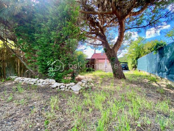 Nous sommes ravis de vous présenter à la vente cette charmante maison ancienne de 4 pièces, idéalement située dans un quartier pavillonnaire paisible d'Étampes. Construite en 1948, cette demeure d'une surface de 91 m² offre un superbe équilibre entre le charme de l'ancien et la fonctionnalité, proposant un cadre de vie particulièrement agréable et calme.

Érigée sur un terrain de un peu plus de 400 m², cette demeure offre un bel espace extérieur pour profiter des beaux jours. Répartie sur 2 niveaux, elle dispose à l'intérieur de trois chambres accueillantes et d'une salle d'eau, une configuration idéale pour une famille en quête de confort.

Le salon se pare d'un atout charme supplémentaire avec la présence d'un poêle, idéal pour réchauffer l'atmosphère et créer une ambiance chaleureuse et cosy lors de vos soirées d'hiver.

L'extérieur ne manque pas d'atouts avec son agréable terrasse, parfaite pour vos repas estivaux et vos moments de détente en plein air au cœur du jardin. Pour votre confort au quotidien, deux places de parking privatives sont également à votre disposition.

Côté prestations, la maison bénéficie d'un double vitrage et d'un chauffage individuel électrique qui, associés au poêle, garantissent confort et performances énergétiques. De plus, sa situation géographique vous permettra de profiter d'un environnement serein tout en restant à proximité immédiate des commodités, des transports et des services d'Étampes.

Cette maison est proposée au prix de 235 000 €. (Taxe foncière : 1 700 €). Ses qualités, son espace extérieur et son cadre de vie en font une belle opportunité sur le marché local.

Ne manquez pas cette occasion unique. Contactez-moi dès aujourd'hui pour organiser une visite et vous accompagner dans votre projet.