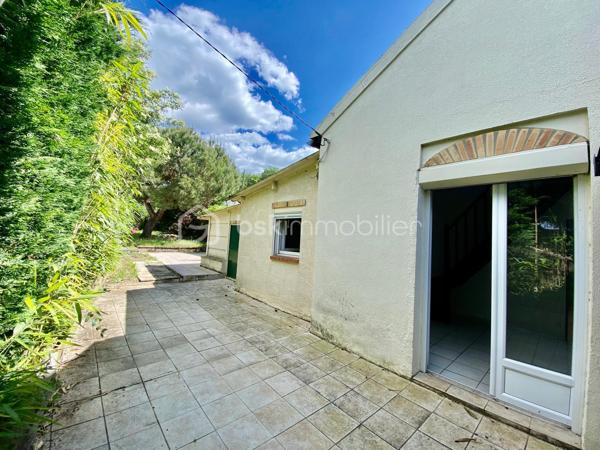 Nous sommes ravis de vous présenter à la vente cette charmante maison ancienne de 4 pièces, idéalement située dans un quartier pavillonnaire paisible d'Étampes. Construite en 1948, cette demeure d'une surface de 91 m² offre un superbe équilibre entre le charme de l'ancien et la fonctionnalité, proposant un cadre de vie particulièrement agréable et calme.

Érigée sur un terrain de un peu plus de 400 m², cette demeure offre un bel espace extérieur pour profiter des beaux jours. Répartie sur 2 niveaux, elle dispose à l'intérieur de trois chambres accueillantes et d'une salle d'eau, une configuration idéale pour une famille en quête de confort.

Le salon se pare d'un atout charme supplémentaire avec la présence d'un poêle, idéal pour réchauffer l'atmosphère et créer une ambiance chaleureuse et cosy lors de vos soirées d'hiver.

L'extérieur ne manque pas d'atouts avec son agréable terrasse, parfaite pour vos repas estivaux et vos moments de détente en plein air au cœur du jardin. Pour votre confort au quotidien, deux places de parking privatives sont également à votre disposition.

Côté prestations, la maison bénéficie d'un double vitrage et d'un chauffage individuel électrique qui, associés au poêle, garantissent confort et performances énergétiques. De plus, sa situation géographique vous permettra de profiter d'un environnement serein tout en restant à proximité immédiate des commodités, des transports et des services d'Étampes.

Cette maison est proposée au prix de 235 000 €. (Taxe foncière : 1 700 €). Ses qualités, son espace extérieur et son cadre de vie en font une belle opportunité sur le marché local.

Ne manquez pas cette occasion unique. Contactez-moi dès aujourd'hui pour organiser une visite et vous accompagner dans votre projet.