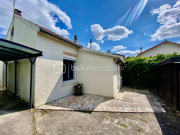 Nous sommes ravis de vous présenter à la vente cette charmante maison ancienne de 4 pièces, idéalement située dans un quartier pavillonnaire paisible d'Étampes. Construite en 1948, cette demeure d'une surface de 91 m² offre un superbe équilibre entre le charme de l'ancien et la fonctionnalité, proposant un cadre de vie particulièrement agréable et calme.

Érigée sur un terrain de un peu plus de 400 m², cette demeure offre un bel espace extérieur pour profiter des beaux jours. Répartie sur 2 niveaux, elle dispose à l'intérieur de trois chambres accueillantes et d'une salle d'eau, une configuration idéale pour une famille en quête de confort.

Le salon se pare d'un atout charme supplémentaire avec la présence d'un poêle, idéal pour réchauffer l'atmosphère et créer une ambiance chaleureuse et cosy lors de vos soirées d'hiver.

L'extérieur ne manque pas d'atouts avec son agréable terrasse, parfaite pour vos repas estivaux et vos moments de détente en plein air au cœur du jardin. Pour votre confort au quotidien, deux places de parking privatives sont également à votre disposition.

Côté prestations, la maison bénéficie d'un double vitrage et d'un chauffage individuel électrique qui, associés au poêle, garantissent confort et performances énergétiques. De plus, sa situation géographique vous permettra de profiter d'un environnement serein tout en restant à proximité immédiate des commodités, des transports et des services d'Étampes.

Cette maison est proposée au prix de 235 000 €. (Taxe foncière : 1 700 €). Ses qualités, son espace extérieur et son cadre de vie en font une belle opportunité sur le marché local.

Ne manquez pas cette occasion unique. Contactez-moi dès aujourd'hui pour organiser une visite et vous accompagner dans votre projet.