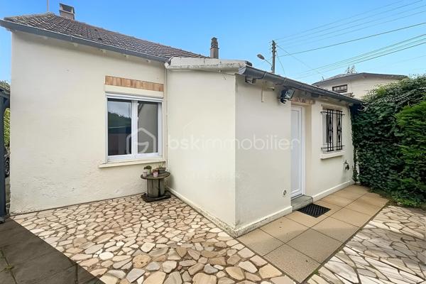 Nous sommes ravis de vous présenter à la vente cette charmante maison ancienne de 4 pièces, idéalement située dans un quartier pavillonnaire paisible d'Étampes. Construite en 1948, cette demeure d'une surface de 91 m² offre un superbe équilibre entre le charme de l'ancien et la fonctionnalité, proposant un cadre de vie particulièrement agréable et calme.

Érigée sur un terrain de un peu plus de 400 m², cette demeure offre un bel espace extérieur pour profiter des beaux jours. Répartie sur 2 niveaux, elle dispose à l'intérieur de trois chambres accueillantes et d'une salle d'eau, une configuration idéale pour une famille en quête de confort.

Le salon se pare d'un atout charme supplémentaire avec la présence d'un poêle, idéal pour réchauffer l'atmosphère et créer une ambiance chaleureuse et cosy lors de vos soirées d'hiver.

L'extérieur ne manque pas d'atouts avec son agréable terrasse, parfaite pour vos repas estivaux et vos moments de détente en plein air au cœur du jardin. Pour votre confort au quotidien, deux places de parking privatives sont également à votre disposition.

Côté prestations, la maison bénéficie d'un double vitrage et d'un chauffage individuel électrique qui, associés au poêle, garantissent confort et performances énergétiques. De plus, sa situation géographique vous permettra de profiter d'un environnement serein tout en restant à proximité immédiate des commodités, des transports et des services d'Étampes.

Cette maison est proposée au prix de 235 000 €. (Taxe foncière : 1 700 €). Ses qualités, son espace extérieur et son cadre de vie en font une belle opportunité sur le marché local.

Ne manquez pas cette occasion unique. Contactez-moi dès aujourd'hui pour organiser une visite et vous accompagner dans votre projet.
