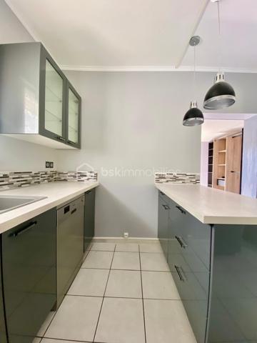 Nous sommes ravis de vous présenter à la vente cette charmante maison ancienne de 4 pièces, idéalement située dans un quartier pavillonnaire paisible d'Étampes. Construite en 1948, cette demeure d'une surface de 91 m² offre un superbe équilibre entre le charme de l'ancien et la fonctionnalité, proposant un cadre de vie particulièrement agréable et calme.

Érigée sur un terrain de un peu plus de 400 m², cette demeure offre un bel espace extérieur pour profiter des beaux jours. Répartie sur 2 niveaux, elle dispose à l'intérieur de trois chambres accueillantes et d'une salle d'eau, une configuration idéale pour une famille en quête de confort.

Le salon se pare d'un atout charme supplémentaire avec la présence d'un poêle, idéal pour réchauffer l'atmosphère et créer une ambiance chaleureuse et cosy lors de vos soirées d'hiver.

L'extérieur ne manque pas d'atouts avec son agréable terrasse, parfaite pour vos repas estivaux et vos moments de détente en plein air au cœur du jardin. Pour votre confort au quotidien, deux places de parking privatives sont également à votre disposition.

Côté prestations, la maison bénéficie d'un double vitrage et d'un chauffage individuel électrique qui, associés au poêle, garantissent confort et performances énergétiques. De plus, sa situation géographique vous permettra de profiter d'un environnement serein tout en restant à proximité immédiate des commodités, des transports et des services d'Étampes.

Cette maison est proposée au prix de 235 000 €. (Taxe foncière : 1 700 €). Ses qualités, son espace extérieur et son cadre de vie en font une belle opportunité sur le marché local.

Ne manquez pas cette occasion unique. Contactez-moi dès aujourd'hui pour organiser une visite et vous accompagner dans votre projet.