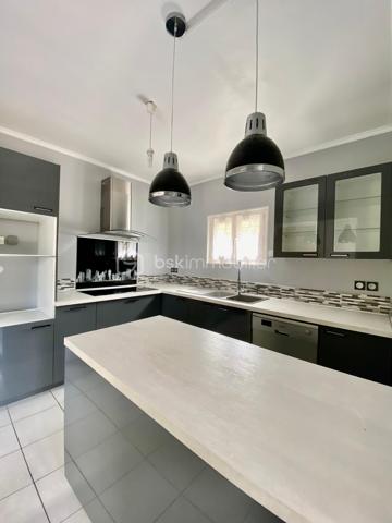 Nous sommes ravis de vous présenter à la vente cette charmante maison ancienne de 4 pièces, idéalement située dans un quartier pavillonnaire paisible d'Étampes. Construite en 1948, cette demeure d'une surface de 91 m² offre un superbe équilibre entre le charme de l'ancien et la fonctionnalité, proposant un cadre de vie particulièrement agréable et calme.

Érigée sur un terrain de un peu plus de 400 m², cette demeure offre un bel espace extérieur pour profiter des beaux jours. Répartie sur 2 niveaux, elle dispose à l'intérieur de trois chambres accueillantes et d'une salle d'eau, une configuration idéale pour une famille en quête de confort.

Le salon se pare d'un atout charme supplémentaire avec la présence d'un poêle, idéal pour réchauffer l'atmosphère et créer une ambiance chaleureuse et cosy lors de vos soirées d'hiver.

L'extérieur ne manque pas d'atouts avec son agréable terrasse, parfaite pour vos repas estivaux et vos moments de détente en plein air au cœur du jardin. Pour votre confort au quotidien, deux places de parking privatives sont également à votre disposition.

Côté prestations, la maison bénéficie d'un double vitrage et d'un chauffage individuel électrique qui, associés au poêle, garantissent confort et performances énergétiques. De plus, sa situation géographique vous permettra de profiter d'un environnement serein tout en restant à proximité immédiate des commodités, des transports et des services d'Étampes.

Cette maison est proposée au prix de 235 000 €. (Taxe foncière : 1 700 €). Ses qualités, son espace extérieur et son cadre de vie en font une belle opportunité sur le marché local.

Ne manquez pas cette occasion unique. Contactez-moi dès aujourd'hui pour organiser une visite et vous accompagner dans votre projet.
