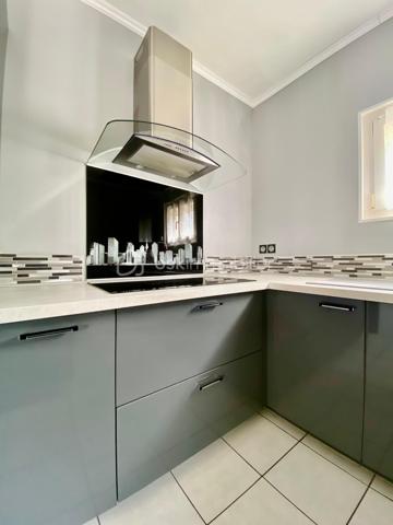 Nous sommes ravis de vous présenter à la vente cette charmante maison ancienne de 4 pièces, idéalement située dans un quartier pavillonnaire paisible d'Étampes. Construite en 1948, cette demeure d'une surface de 91 m² offre un superbe équilibre entre le charme de l'ancien et la fonctionnalité, proposant un cadre de vie particulièrement agréable et calme.

Érigée sur un terrain de un peu plus de 400 m², cette demeure offre un bel espace extérieur pour profiter des beaux jours. Répartie sur 2 niveaux, elle dispose à l'intérieur de trois chambres accueillantes et d'une salle d'eau, une configuration idéale pour une famille en quête de confort.

Le salon se pare d'un atout charme supplémentaire avec la présence d'un poêle, idéal pour réchauffer l'atmosphère et créer une ambiance chaleureuse et cosy lors de vos soirées d'hiver.

L'extérieur ne manque pas d'atouts avec son agréable terrasse, parfaite pour vos repas estivaux et vos moments de détente en plein air au cœur du jardin. Pour votre confort au quotidien, deux places de parking privatives sont également à votre disposition.

Côté prestations, la maison bénéficie d'un double vitrage et d'un chauffage individuel électrique qui, associés au poêle, garantissent confort et performances énergétiques. De plus, sa situation géographique vous permettra de profiter d'un environnement serein tout en restant à proximité immédiate des commodités, des transports et des services d'Étampes.

Cette maison est proposée au prix de 235 000 €. (Taxe foncière : 1 700 €). Ses qualités, son espace extérieur et son cadre de vie en font une belle opportunité sur le marché local.

Ne manquez pas cette occasion unique. Contactez-moi dès aujourd'hui pour organiser une visite et vous accompagner dans votre projet.