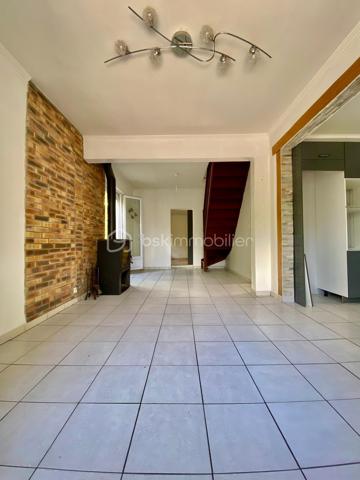 Nous sommes ravis de vous présenter à la vente cette charmante maison ancienne de 4 pièces, idéalement située dans un quartier pavillonnaire paisible d'Étampes. Construite en 1948, cette demeure d'une surface de 91 m² offre un superbe équilibre entre le charme de l'ancien et la fonctionnalité, proposant un cadre de vie particulièrement agréable et calme.

Érigée sur un terrain de un peu plus de 400 m², cette demeure offre un bel espace extérieur pour profiter des beaux jours. Répartie sur 2 niveaux, elle dispose à l'intérieur de trois chambres accueillantes et d'une salle d'eau, une configuration idéale pour une famille en quête de confort.

Le salon se pare d'un atout charme supplémentaire avec la présence d'un poêle, idéal pour réchauffer l'atmosphère et créer une ambiance chaleureuse et cosy lors de vos soirées d'hiver.

L'extérieur ne manque pas d'atouts avec son agréable terrasse, parfaite pour vos repas estivaux et vos moments de détente en plein air au cœur du jardin. Pour votre confort au quotidien, deux places de parking privatives sont également à votre disposition.

Côté prestations, la maison bénéficie d'un double vitrage et d'un chauffage individuel électrique qui, associés au poêle, garantissent confort et performances énergétiques. De plus, sa situation géographique vous permettra de profiter d'un environnement serein tout en restant à proximité immédiate des commodités, des transports et des services d'Étampes.

Cette maison est proposée au prix de 235 000 €. (Taxe foncière : 1 700 €). Ses qualités, son espace extérieur et son cadre de vie en font une belle opportunité sur le marché local.

Ne manquez pas cette occasion unique. Contactez-moi dès aujourd'hui pour organiser une visite et vous accompagner dans votre projet.
