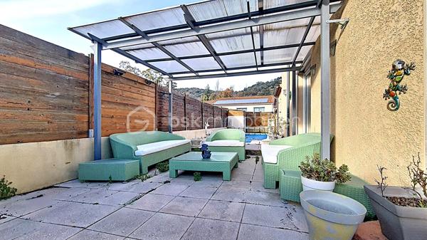 Villa 4 faces de 100m² environ avec vue sur le Canigou, piscine, terrasse, véranda, abris de jardin, car port de 40m² environ, sur 450m² de terrain clos et arboré.

Villa composée d'une cuisine ouverte sur une pièce de vie lumineuse et spacieuse, une chambre, salle de bains avec baignoire et douche, wc et lave mains,
Possibilité de créer une troisième chambre en rez-de-chaussée, (garage isolée, carrelé avec baie vitrée et volet roulant électrique) faisant actuellement office de bureau et buanderie.
A l'étage une mezzanine, une chambre, wc avec lave mains.

Atouts et confort:
- climatisation réversible
- cheminée avec insert
- panneaux solaires photovoltaïque
- chauffe eau thermodynamique
- 2 stationnements privatifs 
- proche de toutes commodités 

Maison agréable à visiter rapidement.