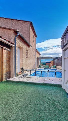 Villa 4 faces de 100m² environ avec vue sur le Canigou, piscine, terrasse, véranda, abris de jardin, car port de 40m² environ, sur 450m² de terrain clos et arboré.

Villa composée d'une cuisine ouverte sur une pièce de vie lumineuse et spacieuse, une chambre, salle de bains avec baignoire et douche, wc et lave mains,
Possibilité de créer une troisième chambre en rez-de-chaussée, (garage isolée, carrelé avec baie vitrée et volet roulant électrique) faisant actuellement office de bureau et buanderie.
A l'étage une mezzanine, une chambre, wc avec lave mains.

Atouts et confort:
- climatisation réversible
- cheminée avec insert
- panneaux solaires photovoltaïque
- chauffe eau thermodynamique
- 2 stationnements privatifs 
- proche de toutes commodités 

Maison agréable à visiter rapidement.