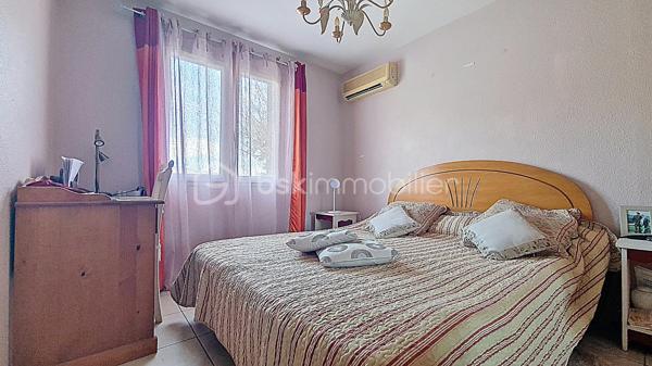 Villa 4 faces de 100m² environ avec vue sur le Canigou, piscine, terrasse, véranda, abris de jardin, car port de 40m² environ, sur 450m² de terrain clos et arboré.

Villa composée d'une cuisine ouverte sur une pièce de vie lumineuse et spacieuse, une chambre, salle de bains avec baignoire et douche, wc et lave mains,
Possibilité de créer une troisième chambre en rez-de-chaussée, (garage isolée, carrelé avec baie vitrée et volet roulant électrique) faisant actuellement office de bureau et buanderie.
A l'étage une mezzanine, une chambre, wc avec lave mains.

Atouts et confort:
- climatisation réversible
- cheminée avec insert
- panneaux solaires photovoltaïque
- chauffe eau thermodynamique
- 2 stationnements privatifs 
- proche de toutes commodités 

Maison agréable à visiter rapidement.