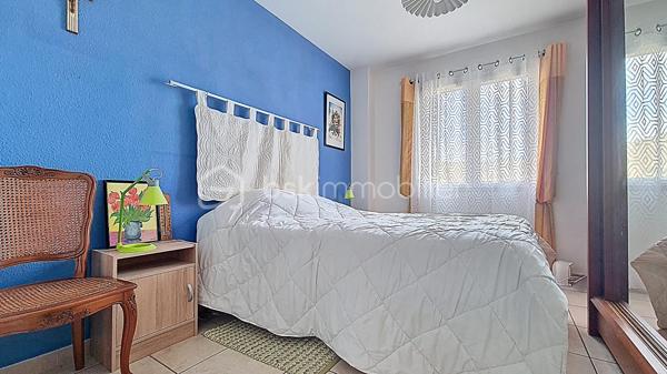 Villa 4 faces de 100m² environ avec vue sur le Canigou, piscine, terrasse, véranda, abris de jardin, car port de 40m² environ, sur 450m² de terrain clos et arboré.

Villa composée d'une cuisine ouverte sur une pièce de vie lumineuse et spacieuse, une chambre, salle de bains avec baignoire et douche, wc et lave mains,
Possibilité de créer une troisième chambre en rez-de-chaussée, (garage isolée, carrelé avec baie vitrée et volet roulant électrique) faisant actuellement office de bureau et buanderie.
A l'étage une mezzanine, une chambre, wc avec lave mains.

Atouts et confort:
- climatisation réversible
- cheminée avec insert
- panneaux solaires photovoltaïque
- chauffe eau thermodynamique
- 2 stationnements privatifs 
- proche de toutes commodités 

Maison agréable à visiter rapidement.