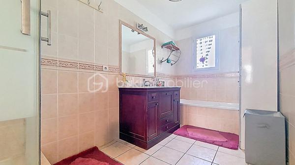 Villa 4 faces de 100m² environ avec vue sur le Canigou, piscine, terrasse, véranda, abris de jardin, car port de 40m² environ, sur 450m² de terrain clos et arboré.

Villa composée d'une cuisine ouverte sur une pièce de vie lumineuse et spacieuse, une chambre, salle de bains avec baignoire et douche, wc et lave mains,
Possibilité de créer une troisième chambre en rez-de-chaussée, (garage isolée, carrelé avec baie vitrée et volet roulant électrique) faisant actuellement office de bureau et buanderie.
A l'étage une mezzanine, une chambre, wc avec lave mains.

Atouts et confort:
- climatisation réversible
- cheminée avec insert
- panneaux solaires photovoltaïque
- chauffe eau thermodynamique
- 2 stationnements privatifs 
- proche de toutes commodités 

Maison agréable à visiter rapidement.