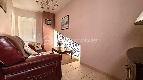 Villa 4 faces de 100m² environ avec vue sur le Canigou, piscine, terrasse, véranda, abris de jardin, car port de 40m² environ, sur 450m² de terrain clos et arboré.

Villa composée d'une cuisine ouverte sur une pièce de vie lumineuse et spacieuse, une chambre, salle de bains avec baignoire et douche, wc et lave mains,
Possibilité de créer une troisième chambre en rez-de-chaussée, (garage isolée, carrelé avec baie vitrée et volet roulant électrique) faisant actuellement office de bureau et buanderie.
A l'étage une mezzanine, une chambre, wc avec lave mains.

Atouts et confort:
- climatisation réversible
- cheminée avec insert
- panneaux solaires photovoltaïque
- chauffe eau thermodynamique
- 2 stationnements privatifs 
- proche de toutes commodités 

Maison agréable à visiter rapidement.